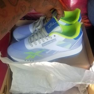 REEBOK CLASSIC, MENS SIZE 9, NEVER WORN